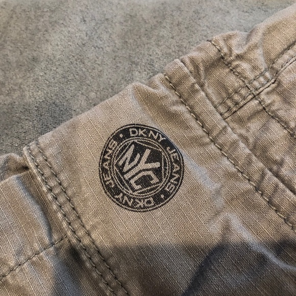SOLD! Men’s DKNY Khaki Cargo Shorts - Picture 4 of 4
